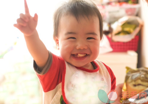 人,休闲装,婴儿服装,食品,12到17个月_167891058_Baby is laughing holding one hand up_创意图片_Getty Images China