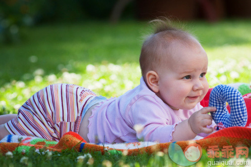 人,玩具,生活方式,户外,快乐_117695442_Baby play_创意图片_Getty Images China