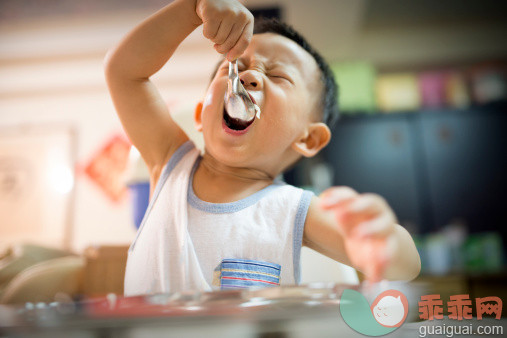 人,婴儿服装,食品,室内,汤匙_511515143_Baby boy sitting and eating noodles_创意图片_Getty Images China