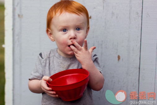 人,休闲装,婴儿服装,12到17个月,户外_168646382_Young boy eating_创意图片_Getty Images China