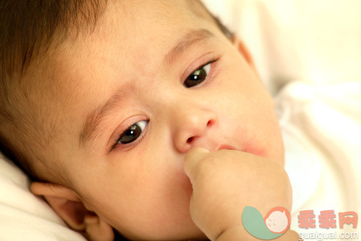 人,婴儿服装,室内,人的脸部,枕头_144462637_Close up of a baby_创意图片_Getty Images China