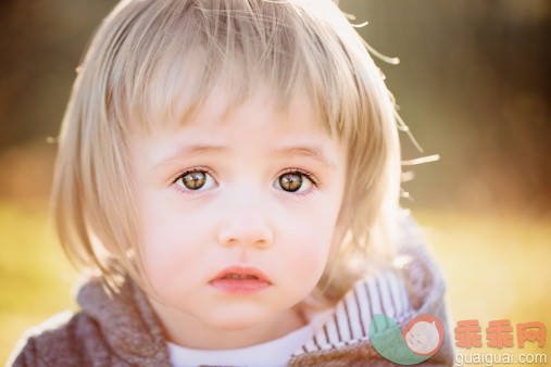 人,婴儿服装,12到17个月,户外,淡褐色眼睛_481130341_Portrait of a cute Toddler_创意图片_Getty Images China