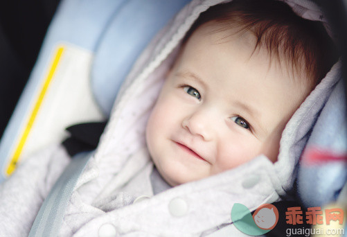 人,婴儿服装,人的脸部,灰色眼睛,白人_163603259_Baby in Car Seat Smiling_创意图片_Getty Images China