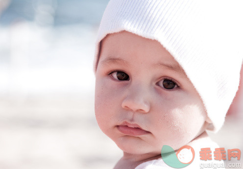 人,婴儿服装,帽子,12到17个月,户外_126259801_Cute portrait of marvelous baby_创意图片_Getty Images China