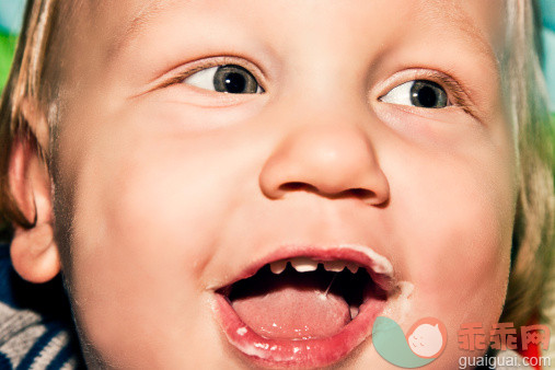 人,12到17个月,户外,人的脸部,淡褐色眼睛_154393434_Happy smiling baby boy_创意图片_Getty Images China