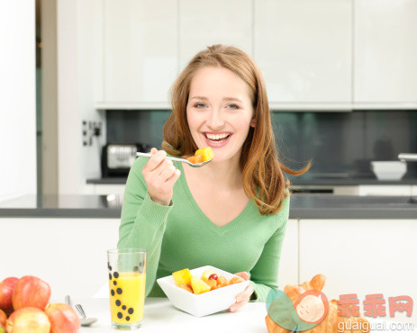 厨房,人,图像,饮料,食品_165188137_Healthy Breakfast_创意图片_Getty Images China