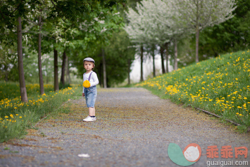 人,婴儿服装,鞋子,自然,户外_169918109_Boy on a path with dandelions_创意图片_Getty Images China