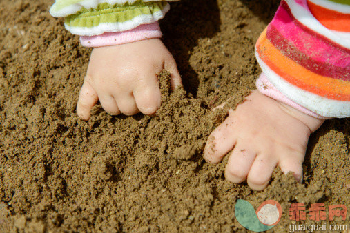 摄影,人,户外,人体,手_500007773_Hands of a baby playing with earth_创意图片_Getty Images China