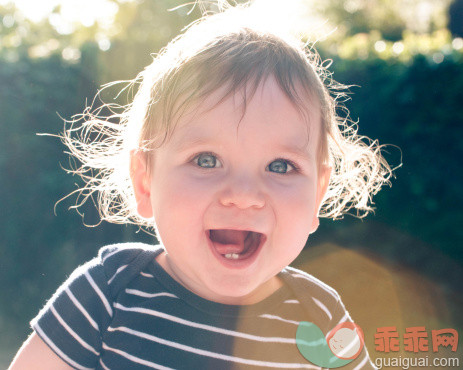 人,婴儿服装,户外,蓝色眼睛,快乐_163414744_baby boy outside, huge smile_创意图片_Getty Images China