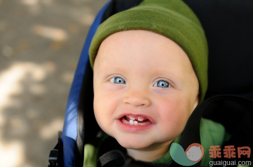 人,婴儿服装,户外,蓝色眼睛,快乐_142001564_Portrait of boy_创意图片_Getty Images China