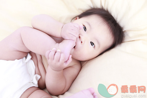 裸体,室内,足,咬,四分之三身长_gic11167432_Baby boy biting his foot_创意图片_Getty Images China