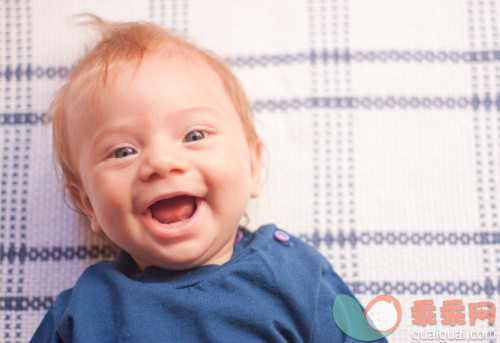 人,休闲装,室内,灰色眼睛,快乐_143891812_Baby boy smiling_创意图片_Getty Images China