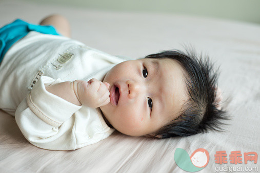 人,婴儿服装,尿布,室内,问_519761645_Baby lying on bed_创意图片_Getty Images China