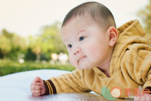 人,婴儿服装,户外,爬,白昼_149656467_Baby learning to crawl_创意图片_Getty Images China