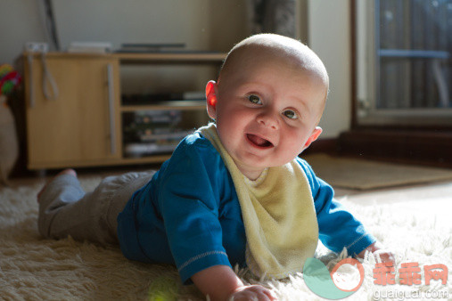 人,休闲装,室内,白人,爬_154996314_Crawling baby_创意图片_Getty Images China