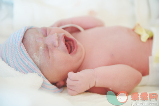 人,室内,白人,躺,哭_169823693_First Complaint - Newborn Only Minutes After Birth_创意图片_Getty Images China