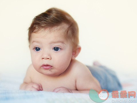 人,婴儿服装,室内,棕色头发,白人_160538978_A Drop From His Lips - Baby Boy Drool_创意图片_Getty Images China