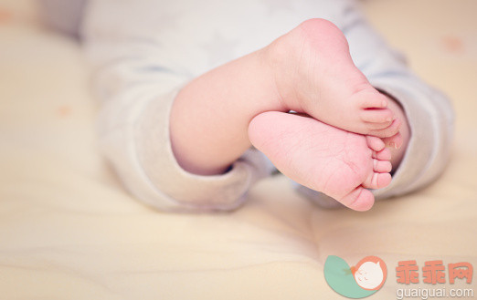 人,床,室内,腰部以下,四肢_160022300_Little baby feet_创意图片_Getty Images China