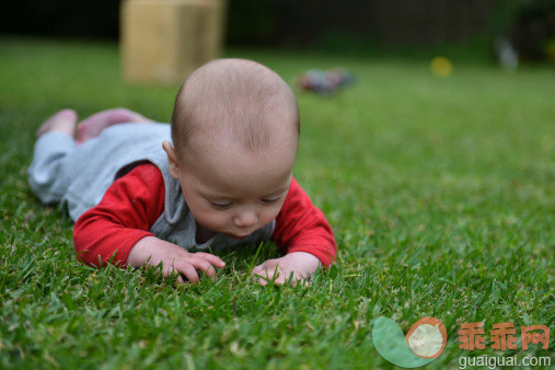人,婴儿服装,户外,白人,白昼_150325223_Curious Baby fxplores grass between his fingers_创意图片_Getty Images China
