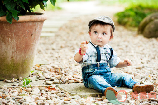 人,婴儿服装,户外,吊袜带,白人_488536947_baby boy in park_创意图片_Getty Images China