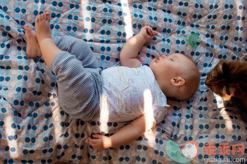 人,休闲装,室内,白人,赤脚_166610861_Looking down at napping baby boy_创意图片_Getty Images China