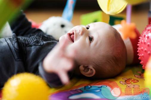 人,婴儿服装,玩具,室内,快乐_132708228_Infant playing_创意图片_Getty Images China