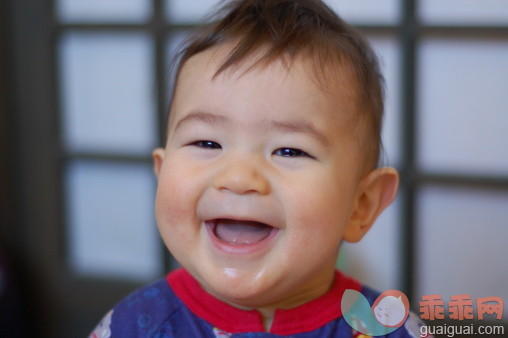 人,婴儿服装,室内,快乐,笑_114570318_Smiling baby boy_创意图片_Getty Images China