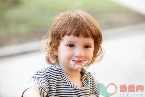 凌乱,食品,奶制品,甜食,12到17个月_155442811_Ice cream_创意图片_Getty Images China