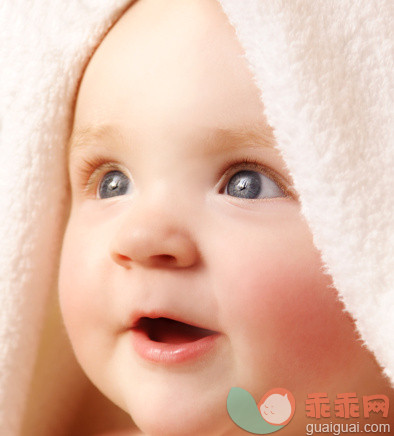 人,12到17个月,毛巾,人的脸部,灰色眼睛_151354880_Baby with bath towel_创意图片_Getty Images China