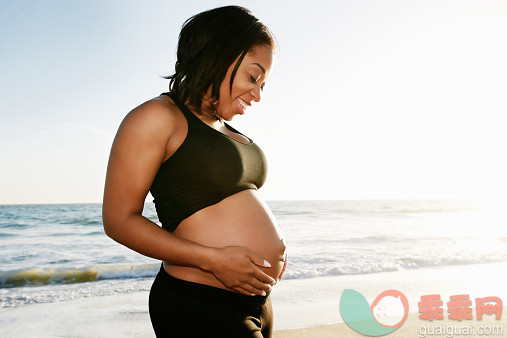 人,环境,人生大事,自然,度假_514410625_Pregnant woman holding her belly on beach_创意图片_Getty Images China