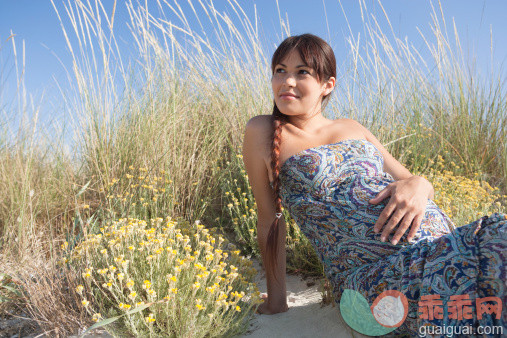 人,休闲装,环境,人生大事,自然_130409490_Pregnant woman sitting on beach_创意图片_Getty Images China