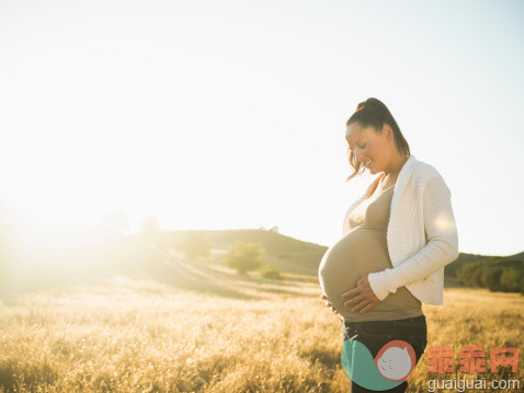 太阳,人,人生大事,自然,四分之三身长_482135789_Pregnant Hispanic mother holding stomach in rural field_创意图片_Getty Images China