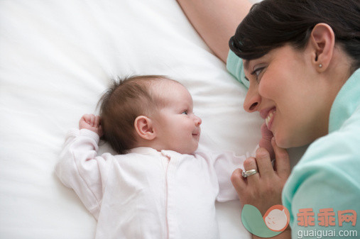 人,床,生活方式,室内,35岁到39岁_129302303_Hispanic mother laying with newborn baby girl_创意图片_Getty Images China