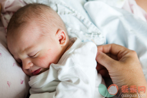 人,室内,40到44岁,白人,拥抱_105183034_A mother and her baby in the hospital_创意图片_Getty Images China