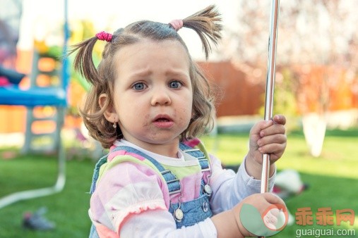 人,婴儿服装,12到17个月,户外,蓝色眼睛_485943077_Little girl portrait_创意图片_Getty Images China