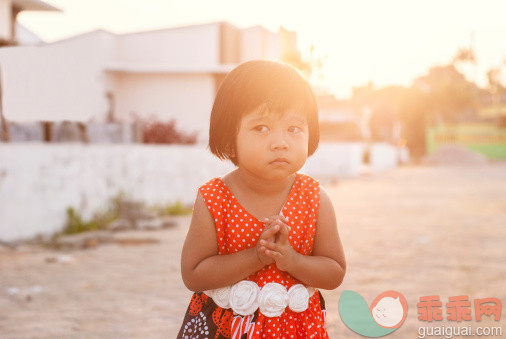 人,建筑结构,婴儿服装,12到17个月,户外_498516539_Cute baby girl_创意图片_Getty Images China