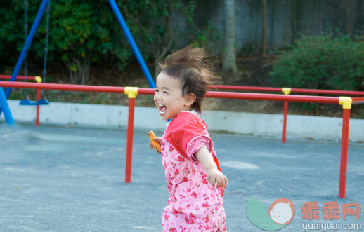 人,婴儿服装,12到17个月,户外,快乐_485184343_Little girl is running and smiling_创意图片_Getty Images China