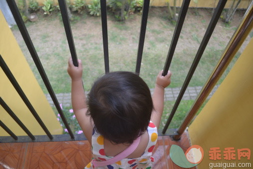 人,包,12到17个月,室内,棕色头发_494344433_Little girl wearing bag standing in the balcony_创意图片_Getty Images China