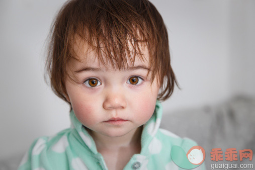人,12到17个月,室内,褐色眼睛,短发_493242325_Baby's Serious Closeup Portrait_创意图片_Getty Images China