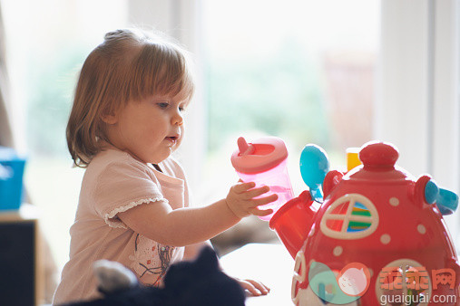 人,婴儿服装,住宅内部,玩具,生活方式_515041397_Baby girl playing with toys at home_创意图片_Getty Images China