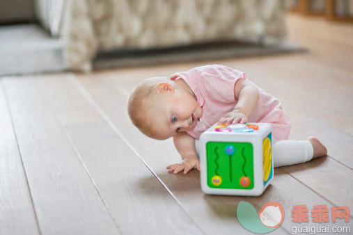 人,婴儿服装,玩具,12到17个月,室内_157859397_Baby girl playing with a musical block toy_创意图片_Getty Images China