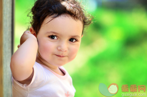 人,婴儿服装,12到17个月,户外,满意_144700396_Baby girl_创意图片_Getty Images China