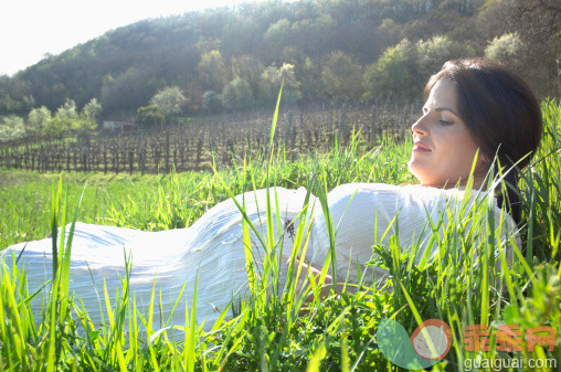 人,环境,人生大事,四分之三身长,户外_108443348_Pregnant woman in long spring grass_创意图片_Getty Images China