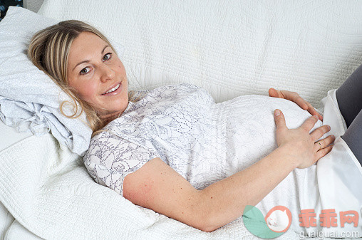 人,衣服,家具,休闲装,住宅内部_522938331_Smiling pregnant woman lying on couch_创意图片_Getty Images China