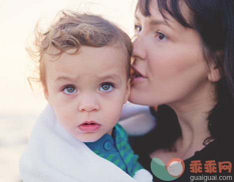 人,婴儿服装,12到17个月,户外,35岁到39岁_507022095_Listening To Mommy_创意图片_Getty Images China