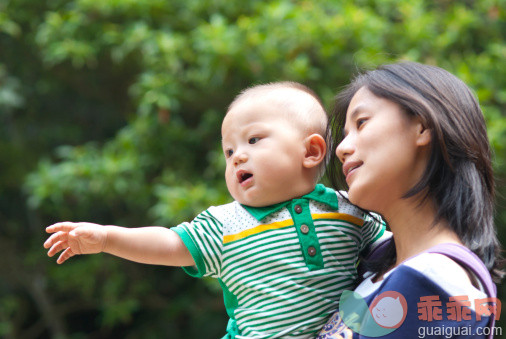 摄影,人,休闲装,婴儿服装,12到17个月_131178853_Mother and boy walking outdoor_创意图片_Getty Images China