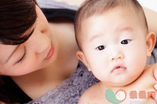人,影棚拍摄,人的脸部,褐色眼睛,亮色调_109840718_Japanese Mother and Baby_创意图片_Getty Images China