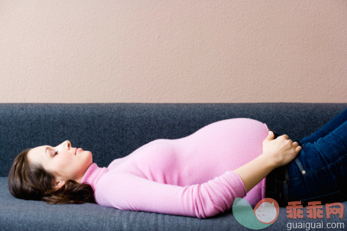 人,沙发,人生大事,生活方式,室内_87883658_Pregnant woman laying on couch_创意图片_Getty Images China