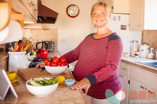 厨房,人,饮食,人生大事,生活方式_533764097_Pregnant Caucasian mother cooking in kitchen_创意图片_Getty Images China