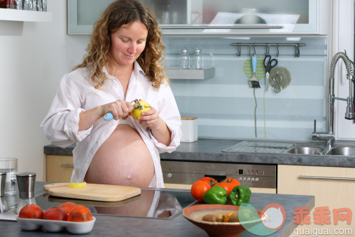 厨房,人,食品,生活方式,饮食_109725843_Pregnant woman cooking_创意图片_Getty Images China